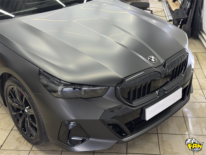 Оклейка черной матовой полиуретановой пленкой кузова БМВ (BMW) G60 5 series