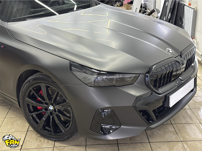 Оклейка черной матовой полиуретановой пленкой кузова БМВ (BMW) G60 5 series