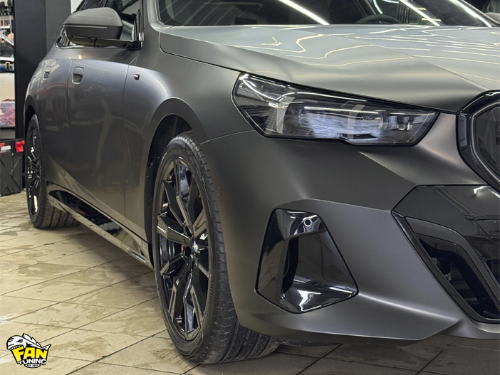 Оклейка черной матовой полиуретановой пленкой кузова БМВ (BMW) G60 5 series