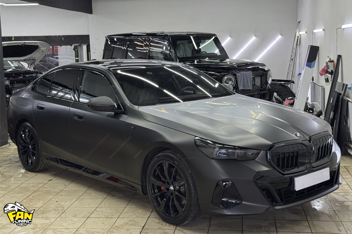Оклейка черной матовой полиуретановой пленкой кузова БМВ (BMW) G60 5 series