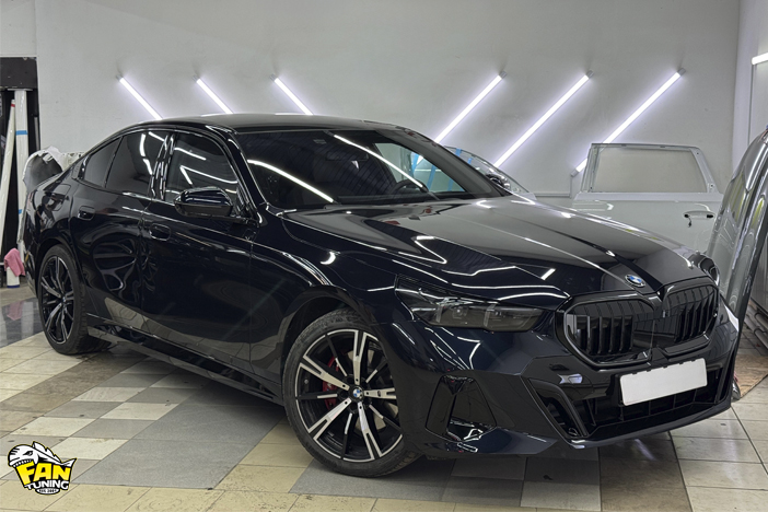 Оклейка черной матовой полиуретановой пленкой кузова БМВ (BMW) G60 5 series