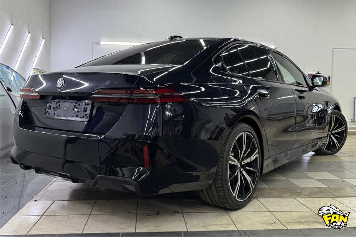 Оклейка черной матовой полиуретановой пленкой кузова БМВ (BMW) G60 5 series