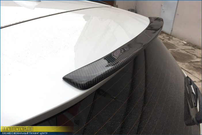 Установка карбонового спойлера на заднюю дверь БМВ (BMW) X5 F15