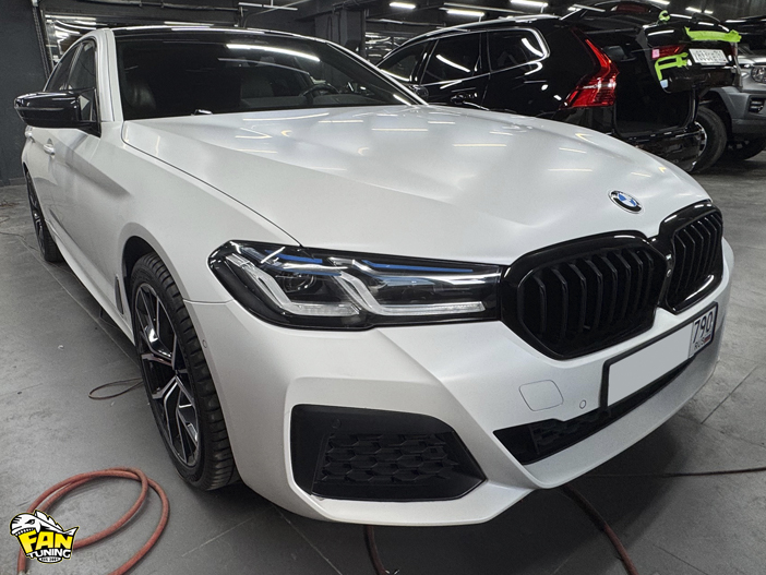 Оклейка матовой полиуретановой защитной пленкой кузова БМВ (BMW) G30 белого цвета