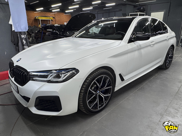Оклейка матовой полиуретановой защитной пленкой кузова БМВ (BMW) G30 белого цвета