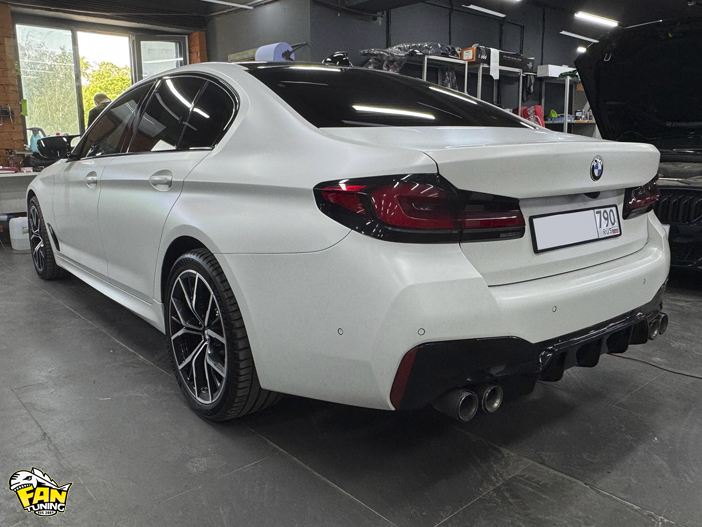 Оклейка матовой полиуретановой защитной пленкой кузова БМВ (BMW) G30 белого цвета