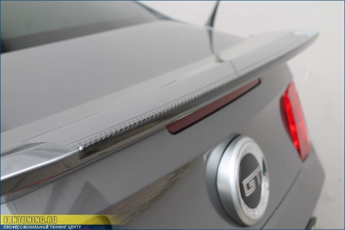 Покрытие настоящим карбоном зеркал и части спойлера на багажнике Форд Мустанг (Ford Mustang)