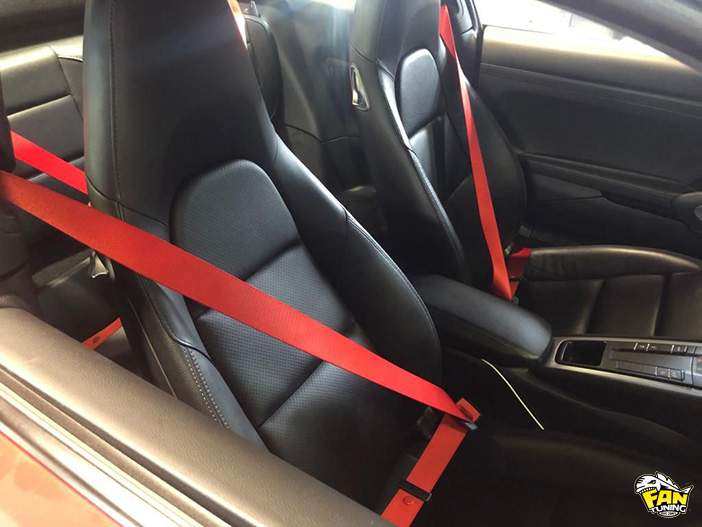 Установка красных ремней безопасности производства Германии в Порше Каррера (Porsche Carrera) 991