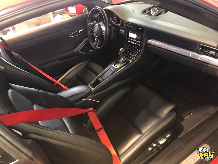 Установка красных ремней безопасности производства Германии в Порше Каррера (Porsche Carrera) 991