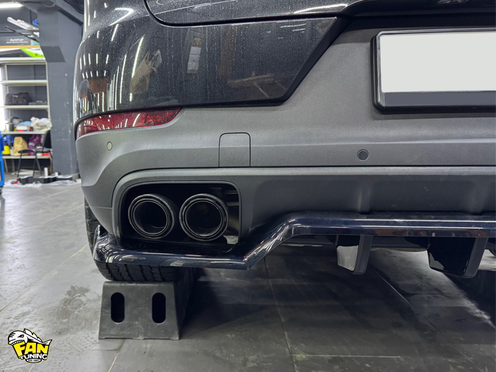 Установка сплиттеров под пороги и диффузора заднего бампера на Порше Кайенн (Porsche Cayenne) Coupe