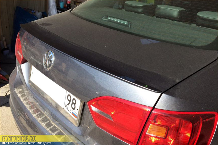 Установка и покраска ресниц на фары и спойлера на багажник на Фольксваген Джетту (Volkswagen Jetta)